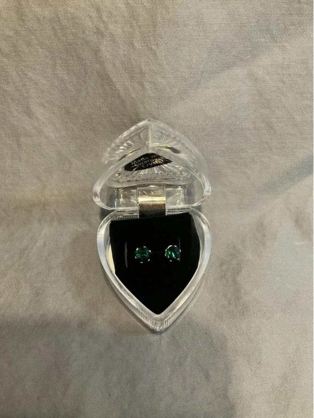 Nwot medium green stud earrings made with swarovski crystal in heart box #1326
